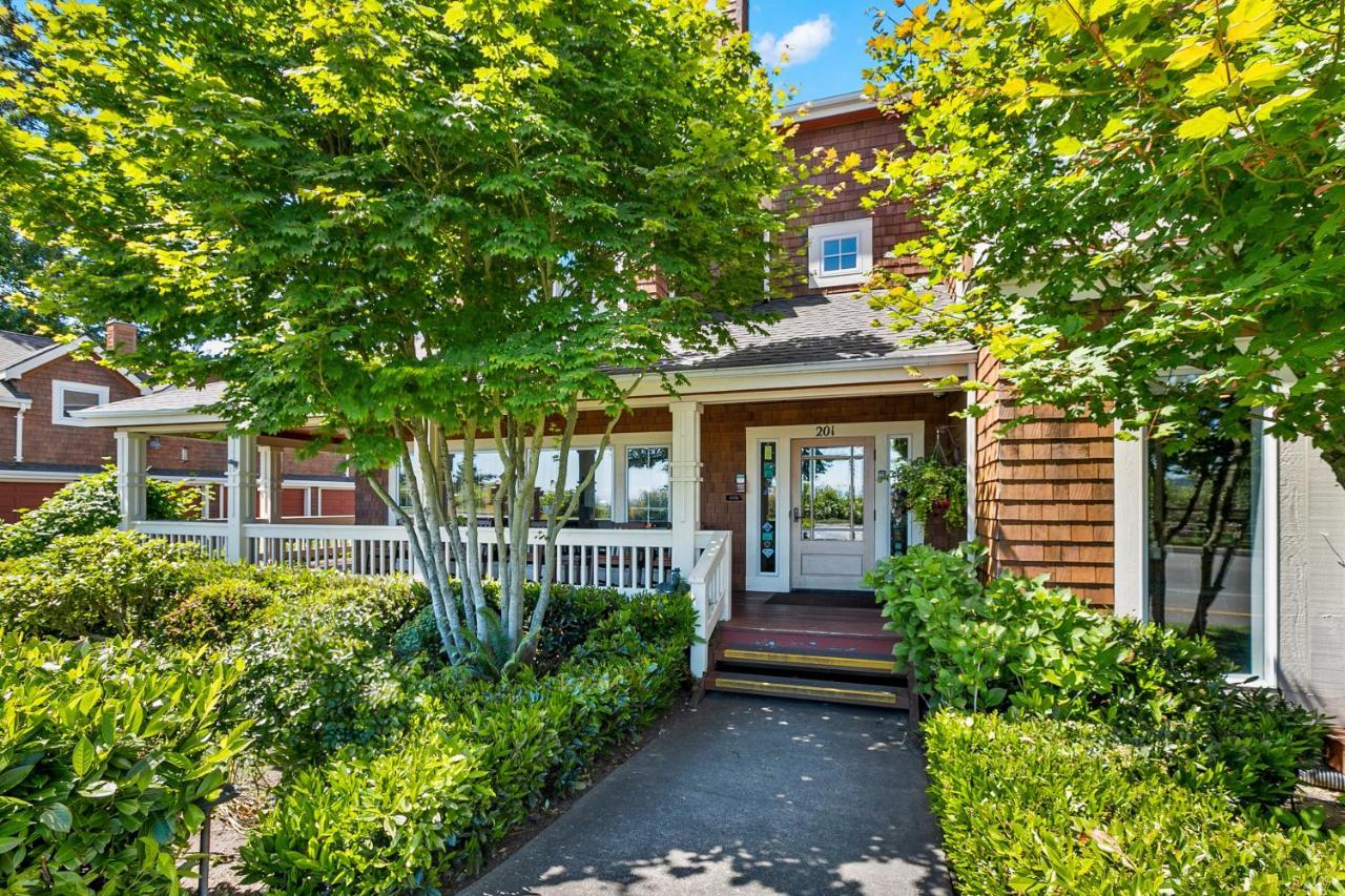 Saratoga Inn Langley Bagian luar foto