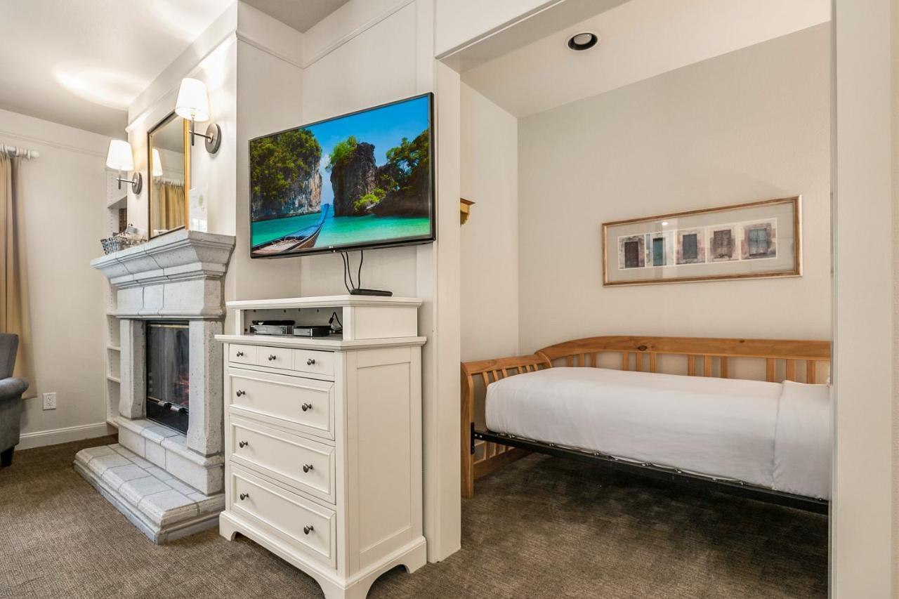 Saratoga Inn Langley Bagian luar foto