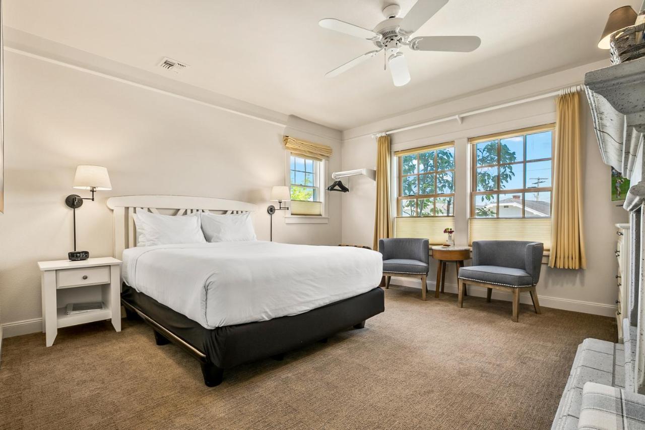 Saratoga Inn Langley Bagian luar foto